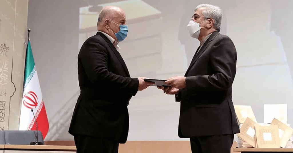 اعطای لوح تقدیر توسط وزیر نیرو به مهندس شهریار پرویزی